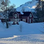 Handeland Near Trolltunga And Pulpit Rock Sleeps 18 With Sauna