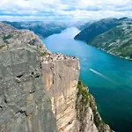Hébergement de vacances Handeland Near Trolltunga And Pulpit Rock Sleeps 18 With Sauna Sauda