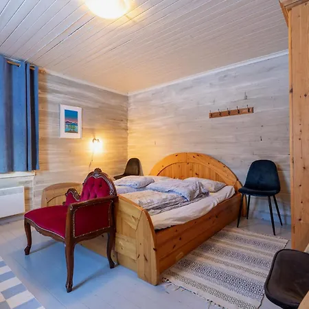 Handeland Near Trolltunga And Pulpit Rock Sleeps 18 With Sauna