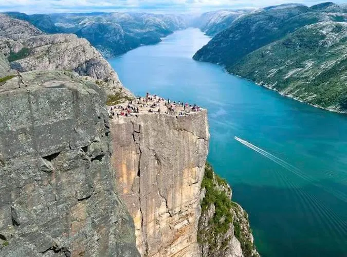 Semesterbostad Handeland Near Trolltunga And Pulpit Rock Sleeps 18 With Sauna Sauda