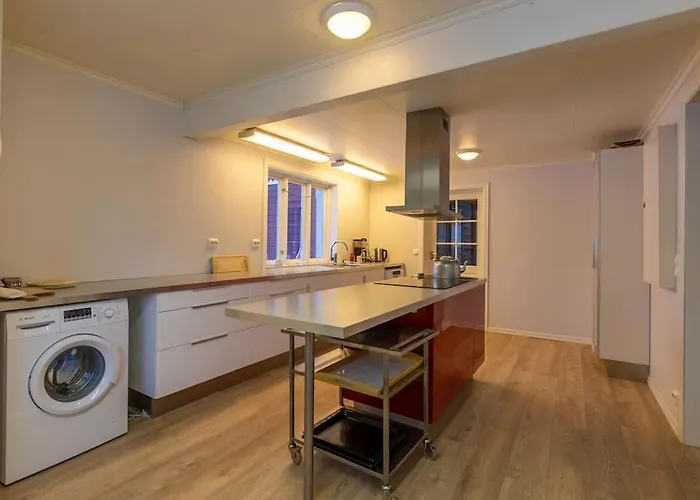 Handeland Near Trolltunga And Pulpit Rock Sleeps 18 With Sauna Vakantiehuis *