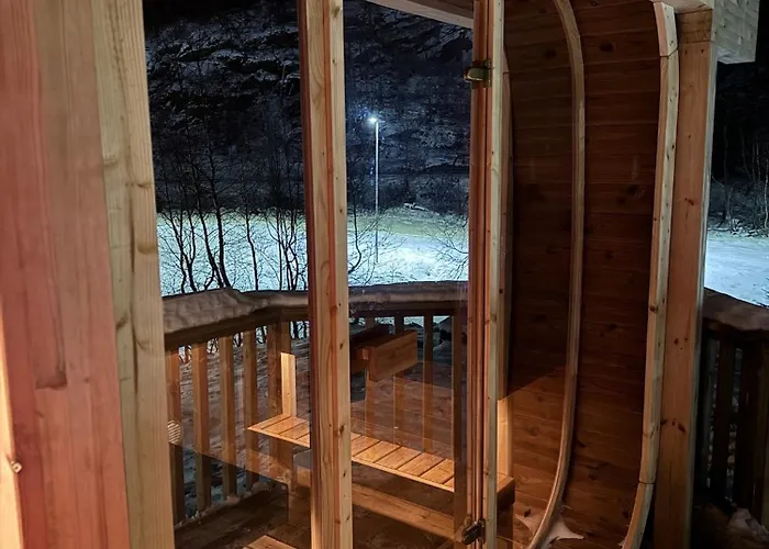 Semesterbostad Handeland Near Trolltunga And Pulpit Rock Sleeps 18 With Sauna Sauda